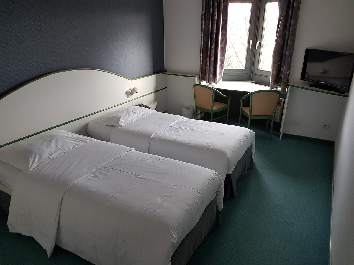 Hotel Restaurant La Tour Romaine - Haguenau - Strasbourg Nord Schweighouse-sur-Moder المظهر الخارجي الصورة