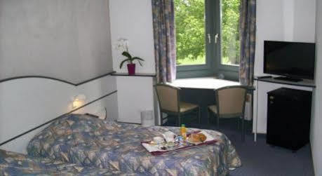 Hotel Restaurant La Tour Romaine - Haguenau - Strasbourg Nord Schweighouse-sur-Moder المظهر الخارجي الصورة